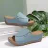 Sandalias de cuña transfronterizas europeas y americanas para mujer, adecuadas para usar al aire libre en verano, disponibles en tallas grandes, con suelas gruesas, diseño de punta abierta y estilo de una sola tira, al por mayor
