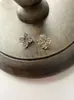 Pendientes de botón de trébol de cuatro hojas retro de venta caliente transfronteriza, lujo ligero, versátiles, pendientes de trébol de la suerte, estilo blogger Ins, pendientes del mismo estilo
