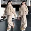 Conjunto quente de inverno para meninas com estampa de leopardo, forrado de fleece e espessado, com zíper 2026, conjunto de loungewear quente de fleece de coral para crianças mais velhas