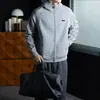 Moletom cardigã de tricô com zíper e capuz masculino com costura em cor contrastante e mangas raglan, incorporando um estilo relaxado, business-casual com um toque de elegância old-money
