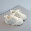 Zapatos blancos nuevos para niños con bloques de color suela gruesa antideslizantes casuales versátiles velcro mágico zapatillas deportivas sencillas para niñas unisex