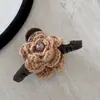 Elegante Clip de Banana para Coleta Alta de Mujer Color Café con Perlas Tejidas Flor de Rosa Gama Alta 2025 Elegante Cabeza Redonda Mostrando Volumen del Cabello