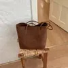 Bolsa feminina com padrão trançado retrô de nicho, novo modelo de outono 2026, bolsa tote de alta qualidade para o dia a dia, bolsa de ombro de grande capacidade