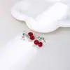 Brincos Elegantes de Laço Vermelho Cereja Pérola com Zircônia Brilhante e Estilosos com Agulhas de Prata Esterlina 925 Sensação de Alto Padrão
