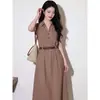 Vestido Pequeno Elegante e Bonito Estilo Francês para Mulheres, Verão High-End Estilo Francês Cor de Café Acinturado com Lapela Sem Mangas