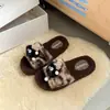 Pantuflas de felpa con estampado de leopardo de dibujos animados para mujer, adecuadas para usar en exteriores, cálidas para otoño e invierno, para uso en el hogar en el dormitorio, antideslizantes, de felpa y con algodón engrosado