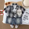 Roupa de Verão para Meninos 2026 Nova Estilosa Roupa de Bebê Manga Curta Conjunto de Três Peças Roupa de Verão Infantil Tendência Atacado