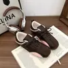 Tênis de Treino Alemão Retrô para Mulheres 2026 Primavera e Outono Novos Tênis Esportivos Casuais Versáteis Sapatos de Cadarço Duplo Tênis Gump