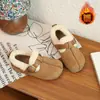 Zapatos tipo Birkenstock con forro de felpa estilo coreano para niños 2025 Nuevas llegadas de invierno Zapatos sencillos de algodón para niñas Zapatos cálidos y peludos con suela suave y elegantes