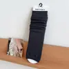 Calcetines de canalé fino a rayas verticales de media caña, calcetines largos grises estilo universitario, combinados con zapatos Mary Jane y calcetines hasta el tobillo