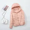 En Stock Invierno 2025 Versión Coreana Nueva Chaqueta de Plumas Ultraligera para Mujer, con Capucha, Corta, Ajustada, Tallas Grandes, Abrigo de Moda