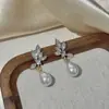 Brincos Elegantes e Modernos em Forma de Folha com Pérola em Gota, Cravejados com Diamantes, Brincos de Tarraxa Exquisitos com Zircônias Incrustadas, Brincos Estilo Banquete