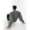 Chaqueta de Mezclilla Corta con Hombros Acolchados Desgastada Lavada Estilo Retro Americano Chaqueta sin Cuello con Diseño Metálico de Marca de Moda para Hombre
