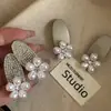 Presilha de Cabelo Flor de Liga Metálica com Strass e Pérolas Estilo Coreano Presilha Bico de Pato Exclusiva de Alta Qualidade Presilha para Franja Rebelde Acessórios de Cabelo Femininos