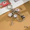 Cadena Personalizada Nueva de Hueso de Serpiente de Metal Colgante Decorativo para Bolso Creativo Cara Sonriente Cuadrada Llavero con Colgante de Perlas
