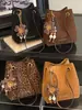 Bolsa tote casual retrô, estilosa e de alta qualidade, nova coleção outono 2026, cor sólida, design chique, adequada para o trabalho e para o trajeto diário.