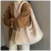 Bolsa Tote de Lã de Cordeiro com Botão de Chifre Nova Inverno 2025 Nicho Maillard Peluda para Comutação Ombro Axila