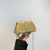 Bolsa de textura avançada, nova bolsa quadrada pequena com corrente de borla da moda deste ano, bolsa feminina moderna de ombro transversal para todos os tipos de viagem