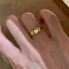 Anillo Trenzado de Oro Vintage con Nudo Cruzado y Diamantes Incrustados, Anillo Exquisito de Moda Simple Retro de Lujo Ligero de Mediados de Siglo