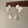 Nuevos Pendientes de Borla con Pétalos Blancos Estilo Chino para Mujer, de Alta Gama, Exquisitos, Sencillos, Versátiles para Rostros Cuadrados y Redondos, Pendientes Retro