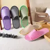 Pantuflas desechables de hotel, algodón y lino transpirables, antideslizantes, disponibles en varios colores, engrosadas para uso en hoteles, casas de huéspedes y para fines de hostelería, con opciones de logotipo para venta al por mayor