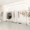 Colgadores de tienda de ropa acero inoxidable plata cepillada estantes de exhibición de tiendas de mujeres en el estante central escaparate piso