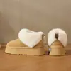 Botas de nieve cálidas con suela gruesa, que aumentan la altura y forro de felpa para mujer, nuevo estilo de invierno 2026, zapatos esponjosos, botas de algodón estilo Noreste para mujer