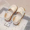 Sandálias Vazadas de Pérola para Meninas 2026 Verão Nova Moda Sapatos de Princesa Sandálias Romanas com Biqueira Trançada para Meninas