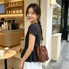 Versão coreana 2026 nova bolsa pequena de nicho para mulheres, bolsa de balde trançada artesanal moderna e de alta qualidade, bolsa transversal versátil