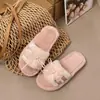 Zapatillas de felpa cómodas de suela gruesa, nuevo estilo, para mujer, adecuadas para usar en exteriores, con diseño floral grande, estilo dulce para el hogar 2026