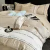Conjunto de Quatro Peças de Algodão de Alta Qualidade com Relevo de Luxo Leve Lençol de Cama Bordado de Algodão Puro Capa de Edredom Conjunto de Três Peças Protetor de Colchão de Algodão Amigo da Pele Conjunto de Quatro Peças