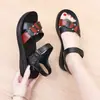 Sandalias de Verano 2026 Modelo Nuevo para Mamá de Cuero Suave Versátiles de Tacón Bajo Suela Suave Sandalias Cómodas Antideslizantes para Personas de Mediana Edad y Mayores