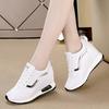Sapatos femininos novos de outono e inverno com altura oculta estilo coreano versáteis sapatos brancos sapatos de camada única finos tênis casuais para viagem feminino