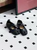 Sapatos Femininos Rasos de Couro Genuíno com Tira Única e Bico Dividido 2026 Antiderrapantes Tendência Estilo Casual