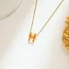 Diseño francés de lujo ligero collar con gota de aceite letra pendientes de botón para mujer nicho minimalista celebridad de internet cadena de clavícula joyería de venta caliente transfronteriza