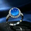 Anillo de calcedonia azul cabujón de lujo con engaste completo de diamantes, anillo para mujer con piedra preciosa incrustada en plata, moda vintage con un toque de alta gama, ajustable