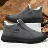 Sapatos de algodão com forro de fleece para o inverno com solas de pneu, botas de algodão para exterior, design slip-on, à prova de vento, impermeáveis e à prova de neve, sapatos de pai, botas de neve para homem