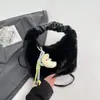 Bolsa de Pelúcia de Mão para Mulheres 2022 Nova Tendência Moda Outono e Inverno Bolsa Transversal Versátil Nicho Bolsa de Ombro Bolsa Peluda