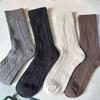 Versión coreana de calcetines nuevos de invierno estilo ins calcetines de tubo trenzados clásicos de color sólido calcetines cálidos gruesos para niños