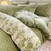 Conjunto de cama de quatro peças genuíno, espesso e confortável para o inverno, apresentando um esquema de cores cremoso e tecido macio de veludo de bebê; também disponível como um conjunto de três peças em fleece de coral