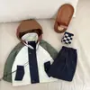 Jaqueta de Esqui Infantil 2026 Primavera Nova Estilosa Cor de Bebê Color Block com Capuz Estilo Macacão Jaqueta Roupa Infantil Outono Crianças