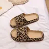 Chinelos Estampa de Leopardo para Uso Externo Feminino Verão Novo Estilo Coreano Moderno Sensação de Shit Móveis para Casa Internos Chinelos Grossos para Casal