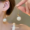 Brincos de Pérolas com Lantejoulas Douradas Europeus e Americanos Design de Nicho Feminino Gancho de Orelha Elegante Brincos Elegantes Versáteis Leve Luxo Sensação de Alto Padrão