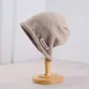 Touca Feminina Tendência Outono e Inverno com Barra Dobrada, Chapéu Slouchy que Afina o Rosto, Circunferência da Cabeça Grande, Touca de Puxar, Cor Sólida, Versátil Casual