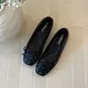 Nuevos zapatos planos de ballet versátiles para el otoño con detalle de lazo que aumenta la altura y remaches