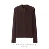 Nova coleção outono/inverno 2026: cardigã de cashmere listrado, com gola alta, corte justo e zíper - um suéter de tricô versátil, elegante e minimalista