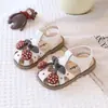 Novas Sandálias Casuais de Verão para Meninas com Decorações de Cereja, Sapatos de Princesa para Bebê com Solas Macias e Corações Vazados Pequenos, Sapatos para Crianças Pequenas