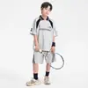 Conjunto de Verão para Meninos 2026 Novo Estilo Esportivo Manga Curta Shorts Conjunto de Duas Peças para Crianças Mais Velhas, Moderno e Descolado, Estilo Coreano Casual
