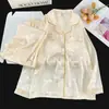 Novo conjunto de pijama para primavera e outono com sutiã embutido, apresentando um design da Kitty, tecido de seda gelada, padrão espinha de peixe e um cardigã com gola de lapela