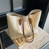 Bolsas Populares deste Ano para Mulheres 2025 Novo Estilo de Inverno para o Trabalho Bolsa de Ombro Texturizada Bolsa Tote de Grande Capacidade